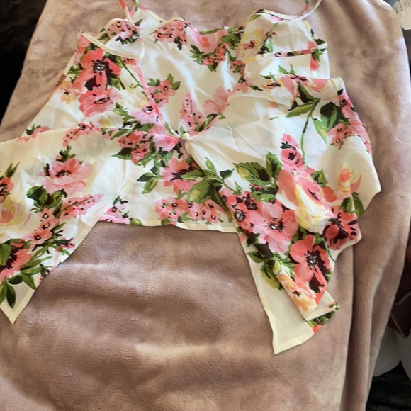 Floral cami never worn. - Picture 4 of 7